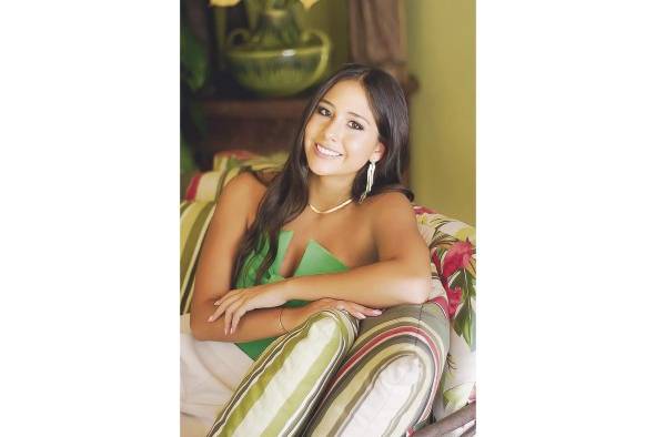 Alejandra Isabel Chanis Arosemena es una de las debutantes que apreciaremos en el Festival de Debutantes 2023 a celebrarse el 1 de julio en la terraza Mar del Sur del Club Unión, evento organizado por las Damas Guadalupanas. Son sus padres el señor Ricardo Alberto Chanis Correa y la señora Yolianna Arosemena de Chanis; es también nieta de la dama guadalupana señora Mariela Correa de Chanis y bisnieta de la muy recordada dama guadalupana socia fundadora y expresidenta señora Marta Lainfiesta de Chanis.