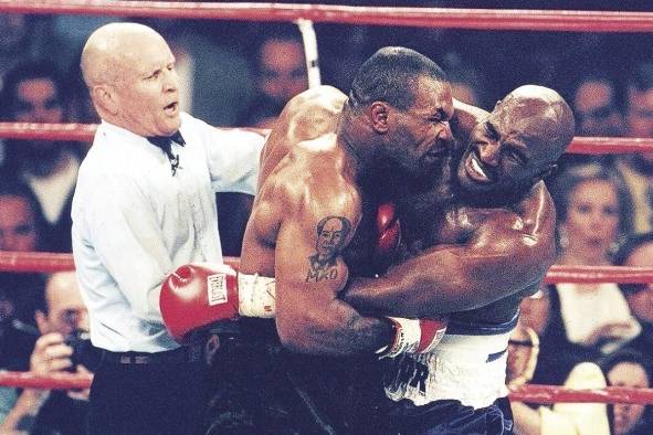 El momento en que Tyson le mordió la oreja a Holyfield en 1997.