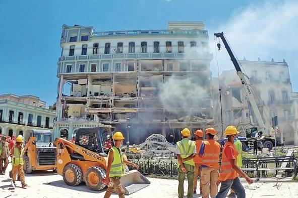 Cuerpos de emergencia trabajan en la zona tras una explosión en el hotel Saratoga, en la capital cubana.