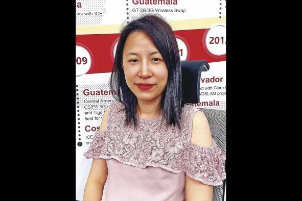 Susana TsangEspecialista en la Cadena de Suministro de Huawei Panamá. Tsang ingresó a la empresa hace ocho años. Su función es ser administradora de contratos y funge como gerente de suministros de proyectos encargada de la logística de la cadena de suministro de Huawei en Panamá. En adición, contribuye a reportes anuales de ganancias de la compañía, entre otras funciones. “Mi experiencia en Huawei ha sido muy dinámica y activa, me ha permitido crecer profesional y personalmente hasta llegar al punto de liderar funciones importantes en la empresa”.