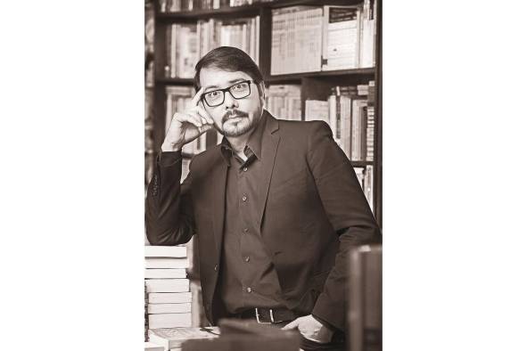 Esteban rompió récord en ventas con su trilogía 'El Guayacal', que forma parte de la Biblioteca del Congreso de Estados Unidos, en Washington.