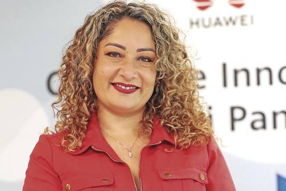 Sandra Paola Gómez Reguladora de Financiamiento de Proyectos de Huawei en la Región de América Latina. Empezó su trabajo en Huawei Panamá en 2008 como ingeniera de diseño de obras civiles y gerente de proyectos. Actualmente trabaja en el área de finanzas de proyectos para Panamá y es líder del grupo local para Latinoamérica. Gómez comparte que su experiencia en Huawei ha sido “increíble” y llena de aprendizajes diarios no solo en el negocio de las telecomunicaciones en todo el mundo, sino que ha aprendido de otras culturas que han enriquecido su crecimiento profesional y personal. “En los últimos años he aportado soluciones financieras de negocio mediante canales de comunicación directa con nuestros clientes, generando el desarrollo de proyectos exitosos basados en relaciones de confianza mutua”, señala.