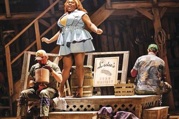 La interpretación de Newell, como Lulu, en el musical 'Shucked' ha sido aplaudida por la audiencia y la crítica de teatro estadounidense.