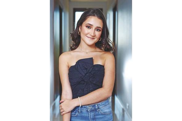 El próximo 1 de julio, en la terraza Mar del Sur del Club Unión, debutará la señorita Ana Gretel Vallarino Alfaro, en el Festival de Debutantes 2023 que organizan las Damas Guadalupanas para recaudar fondos para sus obras benéficas. Ella es hija del señor Nicolás Bolívar Vallarino Arrocha y la señora Jolie Anna Alfaro de Vallarino.