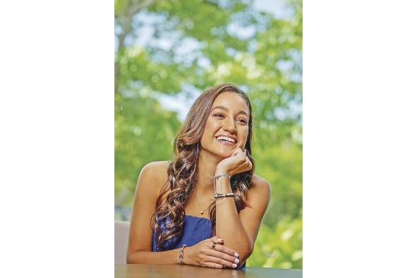 Ana Paola Henne Lewis es una de las debutantes que apreciaremos en el Festival de Debutantes 2023 a celebrarse el 1 de julio en la terraza Mar del Sur del Club Unión, evento este organizado por las Damas Guadalupanas para recaudar fondos para sus programas de proyección social. Son sus padres el señor Guillermo Tomás Henne Motta y la señora Patricia María Lewis de la Guardia.