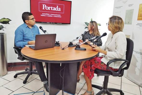 La directora del Centro de Ciencias Espaciales de Panamá, Madelaine Rojas (d), junto a la rectora de la Universidad Técnica de Cotopaxi, Idalia Pacheco, durante una entrevista con 'La Estrella de Panamá'.