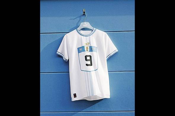 selección de uruguay. Puma. Visitante El color blanco no se negocia en la camiseta alternativa de la selección uruguaya. Con la única excepción de que para esta edición, el número estará rodeado con una silueta junto con el emblema de la federación en el medio.