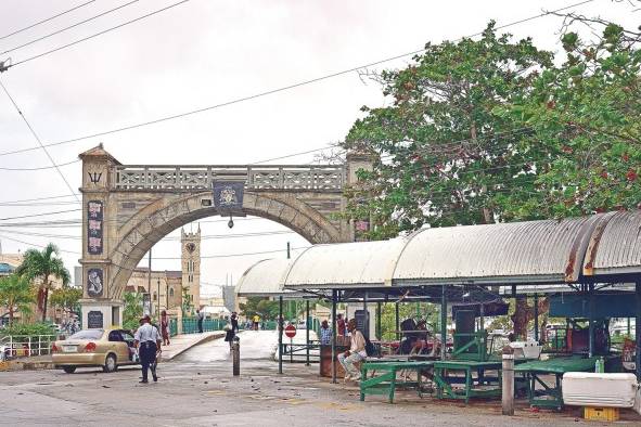 El Arco de la Independencia en el puente - Bridgetown.