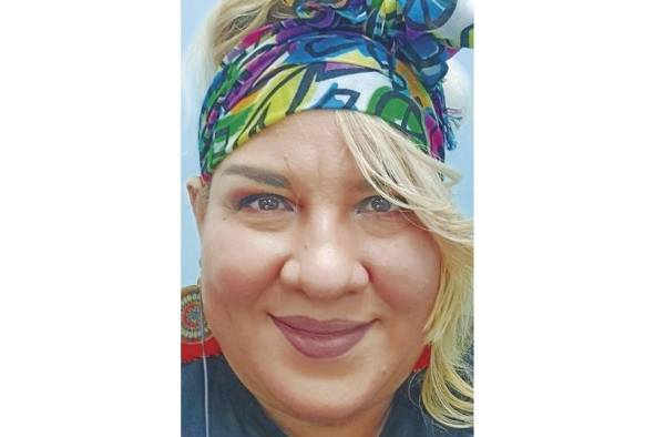 Julia Olivella. Actriz, locutora, maestra de danzas y gestora cultural. Nominada a mención honorífica: Educación “La naturaleza femenina arraiga ese don organizativo y creativo que hace que el trabajo colaborativo sea desarrollado eficientemente; no en vano la mujer a través de la evolución de la humanidad ha sido una resiliente y que al verse en una posición de poder ha demostrado su don de liderazgo, empatía, gran capacidad de acción y toma de decisiones. Por ello, proyectos como este brindan la visibilidad del gran trabajo realizado por mujeres lideresas destacadas, quienes ayudan a crecer el país en todas sus aristas”. “Cada día somos más, aquellas que adquirimos mayor participación en los ejes de mando en todos los niveles de nuestra sociedad. Aún así, necesitamos que se respeten y se defiendan estos espacios para que haya equidad e igualdad de género para contar con una sociedad equilibrada y desarrollada”.