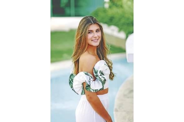 Isabella Modai Alemán es una de las debutantes que apreciaremos en el Festival de Debutantes 2023 a celebrarse el 1 de julio en la terraza Mar del Sur del Club Unión, evento este organizado por las Damas Guadalupanas para recaudar fondos para sus programas de proyección social. Son sus padres el señor Marcelo Modai Valdivia y la señora María Lucía Alemán Márquez.