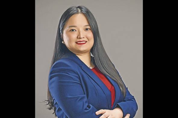 Vivian Junmin Su Gerente general del Negocio de Soluciones Empresariales de Huawei Panamá. Empezó con Huawei desde 2008. En este tiempo ha ocupado varias posiciones en el área administrativa, en relaciones públicas y actualmente en ventas. Vivian admite que su cargo exige un rol de liderazgo no solo para ella misma, sino también para el resto del equipo. “Este puesto requiere de una respuesta eficiente y actuar con carácter en las distintas situaciones que se presenten”. En cuanto a la compañía dice: “Huawei es una empresa internacional, diversificada y muy humana. Para mí, Huawei ha sido una gran plataforma para el desarrollo de mi carrera profesional, una empresa que te recompensa por tus esfuerzos y logros, mi desarrollo profesional es un buen ejemplo de esta diversificación”.