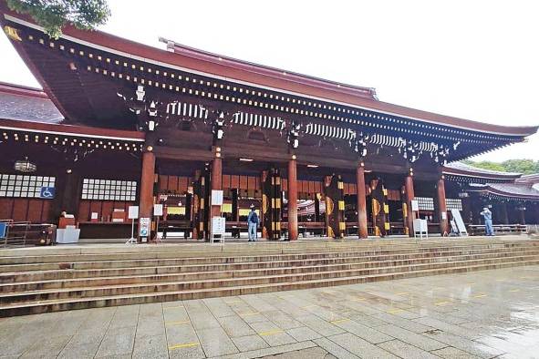 El santuario Meiji fue consagrado en 1920 y los terrenos se terminaron oficialmente en 1926.