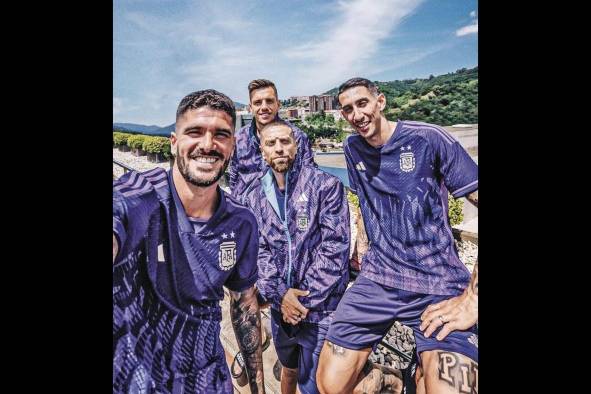 Rodrigo De Paul, Alejandro Gómez, Ángel Di María y Giovani Lo Celso posan con la nueva camiseta de Argentina para el Mundial Catar 2022.