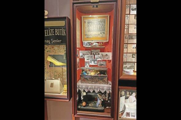 Gabinetes donde se muestran los objetos. A un lado, la cartera que Kemal compró en la tienda donde atendía Füsun.