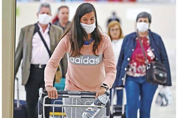 Air Canada ha implementado el uso obligatorio de mascarillas y está reubicando a los clientes para permitir el distanciamiento social.