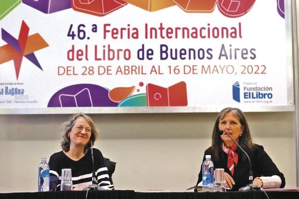 La escritora Marta Sanz, junto a Claudia Piñeiro, participa en la celebración del día de España en la Feria del Libro, en Buenos Aires.