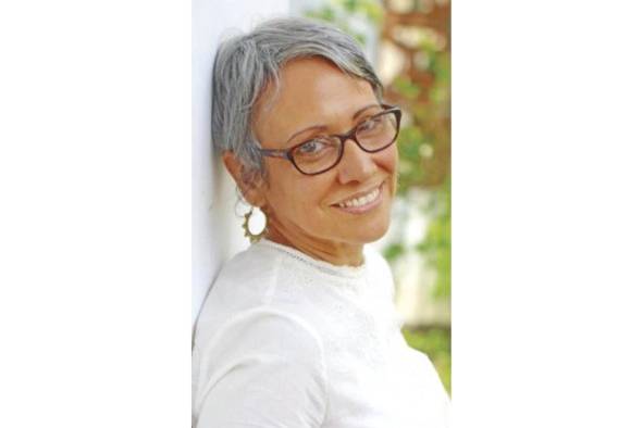 Nyra Soberón Torchía. Artista escénica y gestora cultural comunitaria en el teatro y el cine. Nominada a mención honorífica: Cultura “Las mujeres destacadas existen en cada rincón del país. Este concepto se debe extender hacia el reconocimiento de todas aquellas que dentro de su práctica cotidiana luchan por la paz, la calidad de vida y el bienestar colectivo en sus comunidades. Se trata de transformar, como creo lo demandan los nuevos tiempos, por conceptos más integradores”. “La mujer siempre ha sido lideresa. El problema ha sido la falta de reconocimiento, algo que le ha obligado a jugar su liderazgo tras bastidores, hasta en el ámbito del hogar. En el caso del teatro en Panamá, en las últimas décadas hemos abierto espacios propios. Aún así, abogaría por más mujeres dramaturgas, directoras y productoras, pues hace falta con mayor frecuencia la mirada de la mujer en la escena panameña, y la creación de historias y personajes femeninos que nos dignifiquen”.