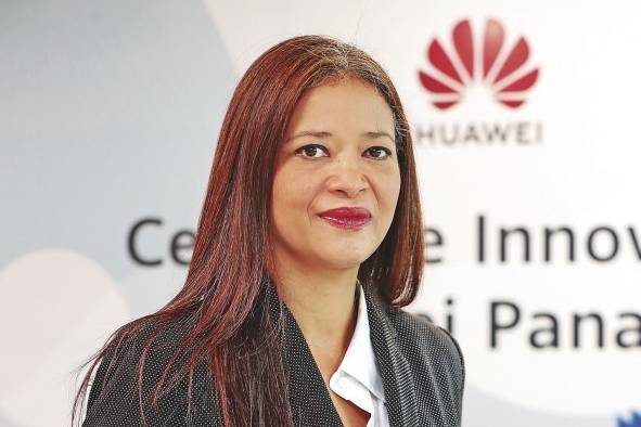 Thelma Ching Ureña Gerente de Cuentas de Soluciones del Sector Transporte de Huawei Panamá. Comenzó con Huawei desde hace 11 meses en el área de ventas con la responsabilidad de liderar el desarrollo del sector transporte, con más de 20 años de experiencia con las TIC. Thelma admite que su cargo exige liderazgo, enfoque y colaboración con otras unidades de negocios, que principalmente demandan trabajo en equipo, lo que le permite sacar lo mejor de las personas generando valor a la compañía. “Existen competencias propias del liderazgo femenino que pueden ponerle un tono distinto a las compañías, favoreciendo la colaboración entre equipos, el consenso y la comunicación. Las mujeres damos un balance entre la visión global y los detalles con un valor añadido que es nuestra intuición”.