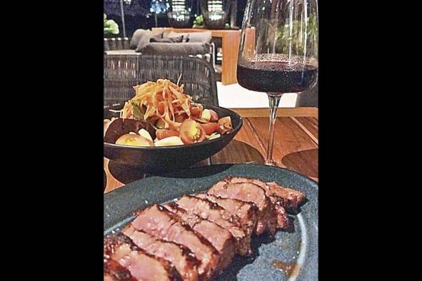 New York Steak acompañado de ensalada de vegetales