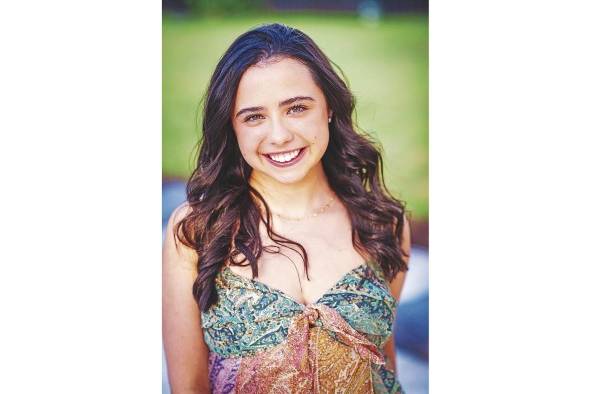 María Sofía Costa Brid es una de las debutantes que apreciaremos en el Festival de Debutantes 2023 a celebrarse el 1 de julio en la terraza Mar del Sur del Club Unión, evento este organizado por las Damas Guadalupanas para recaudar fondos para sus programas de proyección social. Son sus padres el señor Antonio Nicolás Costa Zurita y la señora Lina Gisela Brid Varela. .
