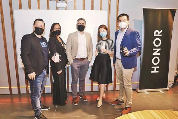 Daniel Villa, Claudia González, Juan José Rodríguez, Lola Huang, Jack Yang