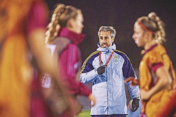 El seleccionadro nacional Jorge Vilda (c), y las internacionales españolas que compiten en el Mundial femenino de fútbol.