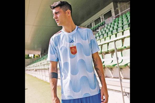 selección de españa. Adidas. Visitante España vuelve al color azul como dominante en su camiseta de visitante, recordando sus momentos durante la Eurocopa 2012. Con detalles ondulados y el escudo de la federación en medio, estrenan este novedoso estilo.