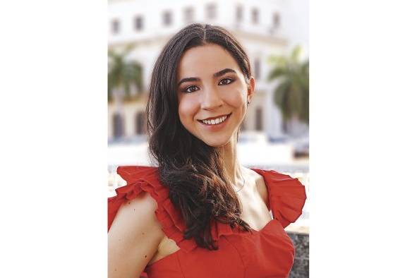 La señorita Celia Isabel Kuriakuz Salceda debutará en el Festival de Debutantes 2023 que, como es tradición, llevarán a cabo las Damas Guadalupanas el 1 de julio en la terraza Mar del Sur del Club Unión. Ella es hija del señor Frank Kuriakuz Moreno y la señora Ana Isabel Salceda Guardia.