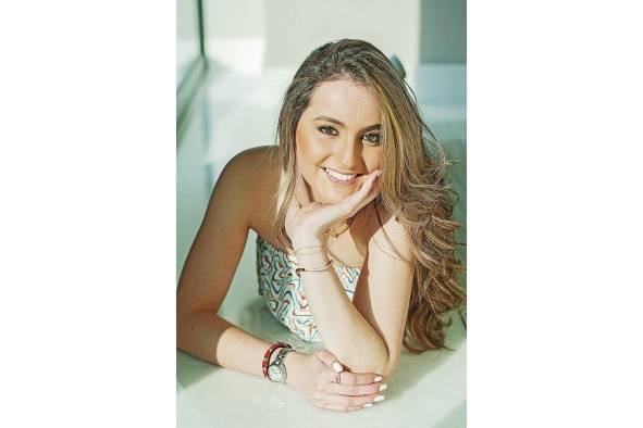 La señorita Beatriz Herrera Fidanque será una de las participantes del próximo Festival de Debutantes 2022, que como es tradición llevarán a cabo las Damas Guadalupanas el sábado 2 de julio en la Terraza Mar del Sur del Club Unión. Ella es hija del señor Diego Herrera Dutari y la señora Emma Marisa Fidanque de Herrera. Las Damas Guadalupanas organizan este tradicional Festival con el fin de recaudar fondos para sus programas sociales
