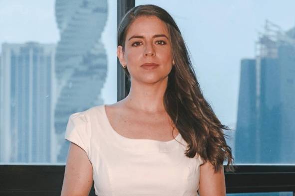 Jeannie Pittí De Lagrotta. Asesora en Comunicación. Nominada a mención honorífica: Mercadeo y publicidad Esta iniciativa es una palabra de afirmación y confirma que se puede hacer la diferencia a pesar de lo que podamos ver en nuestro alrededor. No todo son malas noticias, también hay buenas noticias de personas que día a día se esfuerzan, se levantan a pesar de los obstáculos y protegen a los suyos con dignidad y valores poniendo en alto el nombre de nuestro país. El ingenio y la creatividad son herramientas útiles para resolver problemas del día a día. Ese mismo ingenio se pone en práctica pues nosotras usualmente vemos el detalle, tenemos un sexto sentido que nos ayuda a detectar problemas que no se ven a simple vista, traemos soluciones a la mesa acompañadas de delicadeza y entusiasmo.