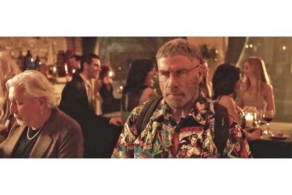 The Fanatic Un fanático del cine (John Travolta) desarrolla una peculiar obsesión con su héroe favorito de acción, Hunter Dunbar (Devon Sawa), que le lleva a averiguar su paradero y, posteriormente, a destruir su vida profesional y personal. El filme es descrito por John DeFore, de The Hollywood Reporter, como la iniciativa de “un actor que debería retirarse que se reúne con un director que no debería existir”.