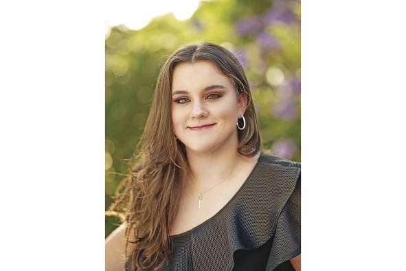 La señorita Jacqueline Victoria Breebaart Barletta debutará en el Festival de Debutantes 2023 que, como es tradición, llevarán a cabo las Damas Guadalupanas el 1 de julio en la terraza Mar del Sur del Club Unión. Ella es hija del señor Jean Guillaume Breebaart Pigeon y la señora Josefina Victoria Barletta Díaz; es además nieta de la dama guadalupana señora Reina Díaz de Barletta