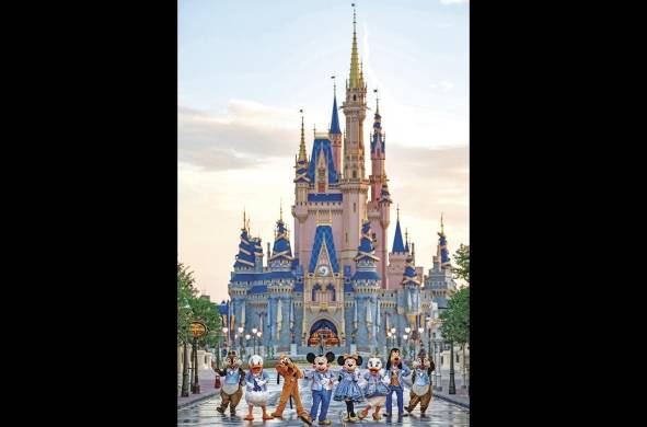 Fotografía cedida por Disney donde aparecen los personajes Mickey Mouse, Minnie Mouse, Pato Donald, Daisy, Goofy, Pluto y Chip 'n' Dale frente al Castillo de Cenicienta.