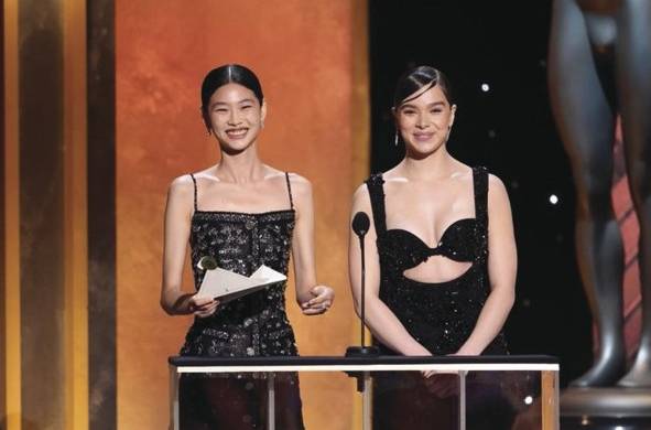 Ho-yeon Jung y Hailee Steinfeld durante la entrega de los premios.