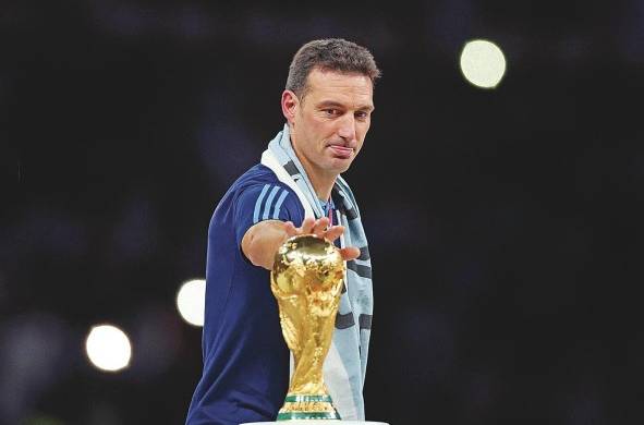 Lionel Scaloni, técnico de la selección de Argentina, con la Copa del Mundo.