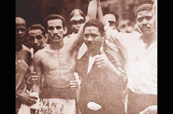Carlos Berrocal tuvo un poco más de siete años como oficial del boxeo local, antes de que fuera considerado para su primer pleito de título mundial en 1976.