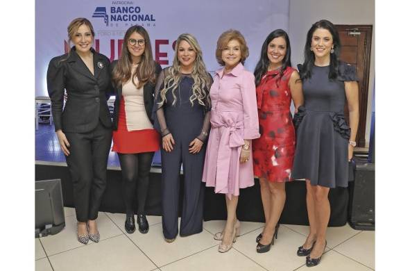 Marisol Guizado, Ivette Leonardi, Cibeles de Freitas, Carmen Amada Pinzón, Miroslava Martínez y Jacqueline Bern