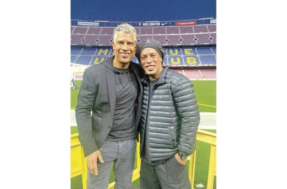 En el Camp Nou, el pasado 7 de febrero, con Frank Rijkaard el técnico que lo dirigió en el Barcelona. “Mi jardín, mi pista de baile” expresó el brasileño.