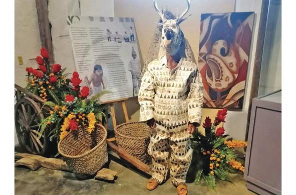 Parte de las costumbres y tradiciones de Coclé son la confección del vestido de la danza de diablos cucuás de San Miguel Centro, distrito de Penonomé.