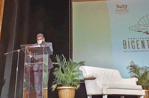El ministro de Cultura de Panamá, Carlos Aguilar, durante su intervención de apertura en el conversatorio.