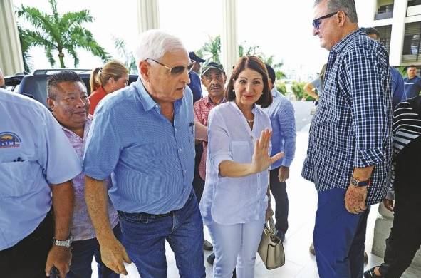 El candidato presidencial Ricardo Martinelli junto a su esposa, Marta Linares de Martinelli.
