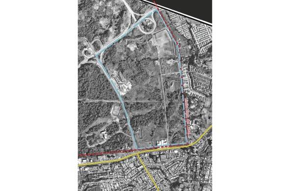 En color cian se presenta el límite de la finca segregada de la antigua Zona del Canal y transferida a la Caja de Ahorros mediante la Ley 1 de enero de 1991, la cual a partir de 2001 sería fragmentada y vendida a promotores inmobiliarios para su desarrollo. Esta imagen corresponde a una fotografía aérea de 2000 (Igntg).