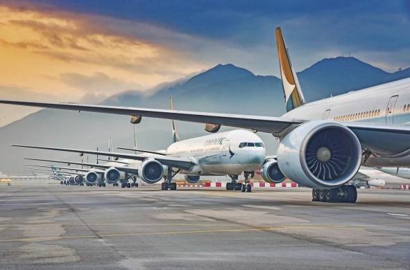 Una gran cantidad de aviones permanecen estacionados en los aeropuertos a la espera de una apertura de vuelos internacionales de pasajeros.