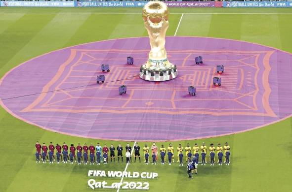 Los jugadores de Catar y Ecuador previo al partido inaugural del Mundial de Fútbol Catar 2022, en el estadio Al Bait en Al Khor.