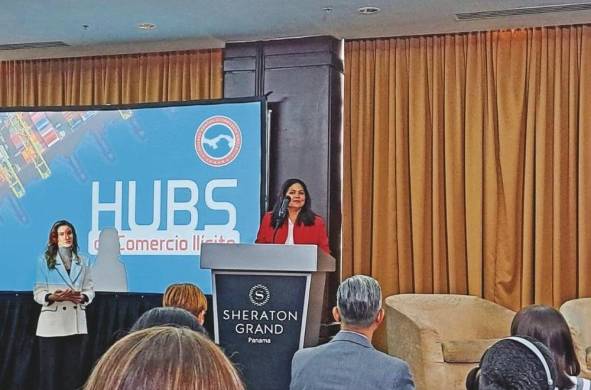 Tayra Barsallo, directora general de Aduanas, durante su participación en el foro regional sobre “Hubs' de comercio ilícito”.