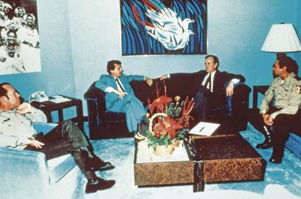 Imagen del breve encuentro entre George Bush, Ricardo De la Espriella, Manuel Antonio Noriega y Roberto Díaz Herrera en el aeropuerto de Tocumen. La foto trascendió en diversos medios nacionales e internacionales.