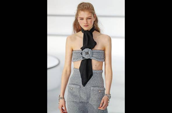 Chanel apuesta por la corbata en versión sofisticada y femenina.