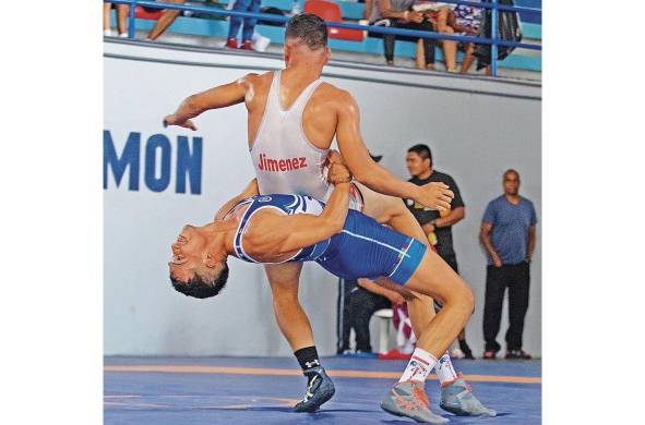 El chorrerano Robert Pérez (Izq.) le aplica un súplex a su adversario, durante el nacional de lucha olímpica.