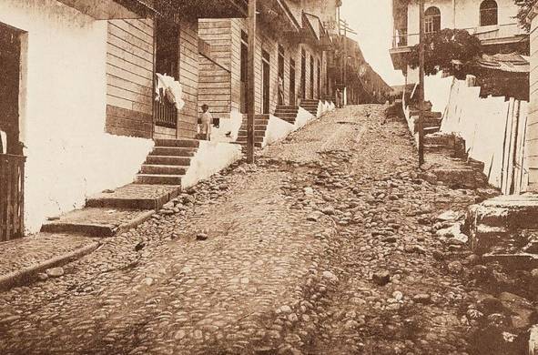 La Isthmian Canal Commission estuvo a cargo de la pavimentación, dotación de drenajes, alcantarillado y acueducto de la ciudad de Panamá a partir de 1905. En esta foto, una vista de la calle 12 antes de su pavimentación.