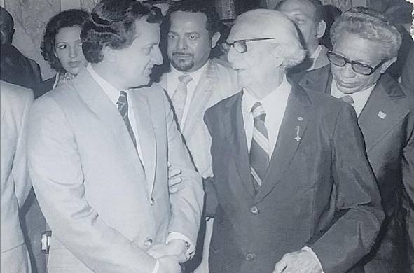 DE LA ESPRIELLA.- Manuel Roy (Der.) conversa con el expresidente Ricardo De La Espriella en 1983.
